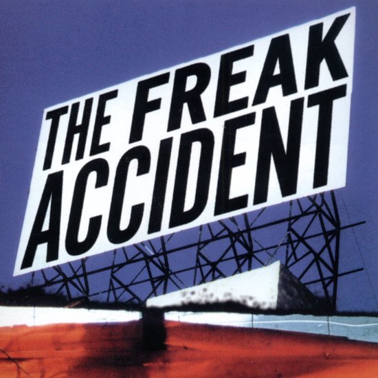 Een billboard met de tekst "THE FREAK ACCIDENT" in grote, zwarte letters. De achtergrond is blauw.