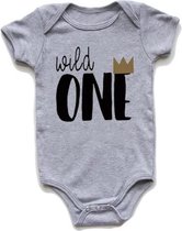 Baby cakesmash romper Wild One grijs met zwarte tekst en gouden kroontje- eerste verjaardag - romper - cakesmash