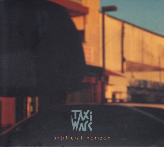 Pochette d'album avec le texte "TAXI WARS artificial horizon" sur fond sombre.