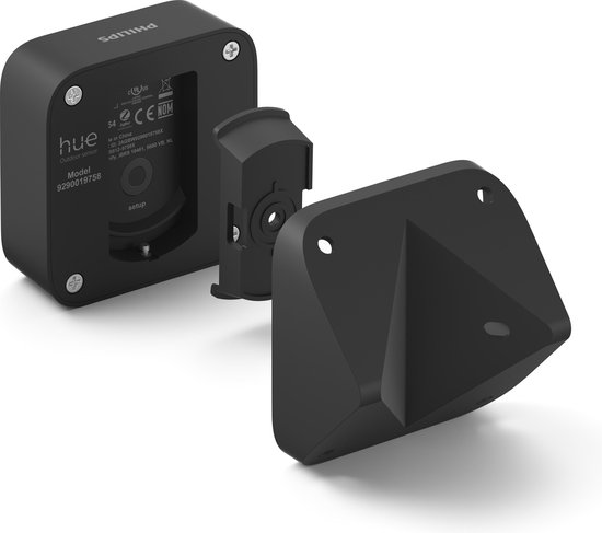 Zwarte Philips Hue buitenbewegingssensor uit elkaar gehaald, met montagebeugel en schroeven op witte achtergrond.