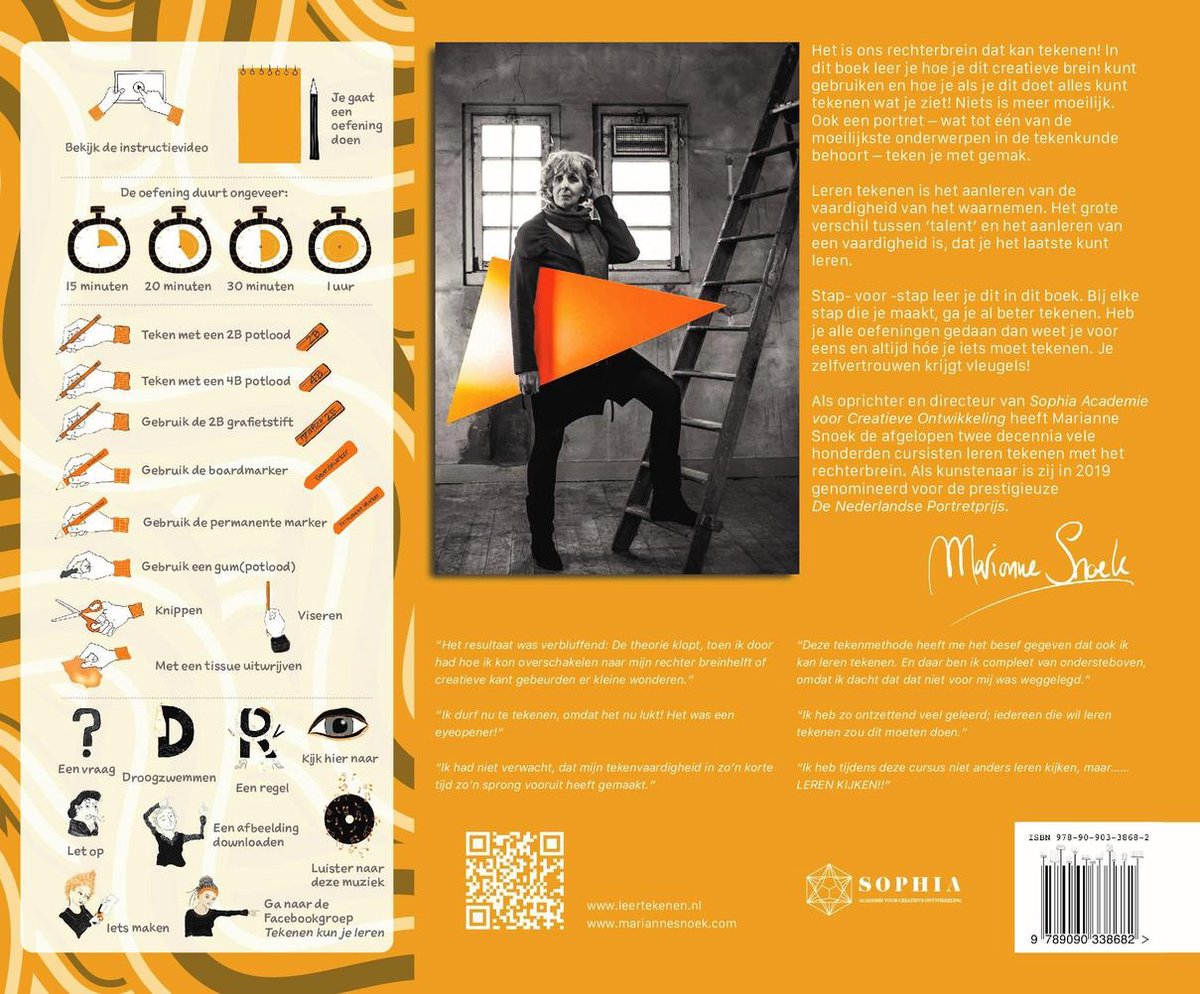 Vrouw met grijs haar staat naast een grote oranje driehoek, tegen een ladder, in een studio.