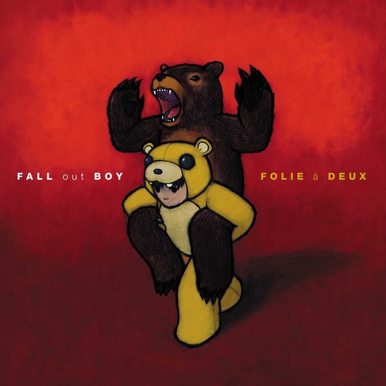 Un ours tient un personnage de nounours jaune sur fond rouge. « FALL OUT BOY FOLIE À DEUX » est écrit en lettres blanches et jaunes.