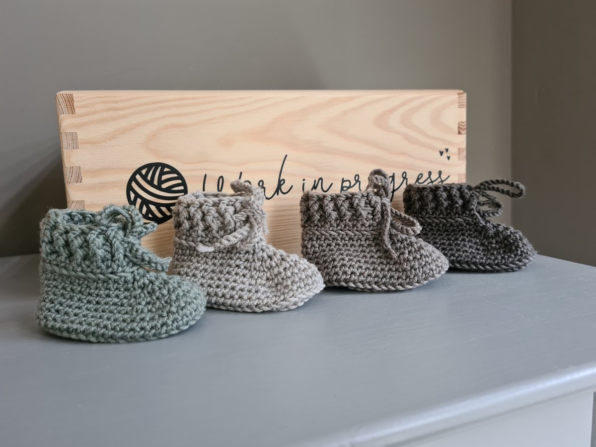 Haaksels&Kralen - Babyslofjes gehaakt met veterstrik - 8 â 9 cm - Babybooties - 100% merinowol – kleur donker grijs - newborn 0 tot 3 maanden - kraamkado - zwangerschap - baby geschenkset - babyshower - zwanger