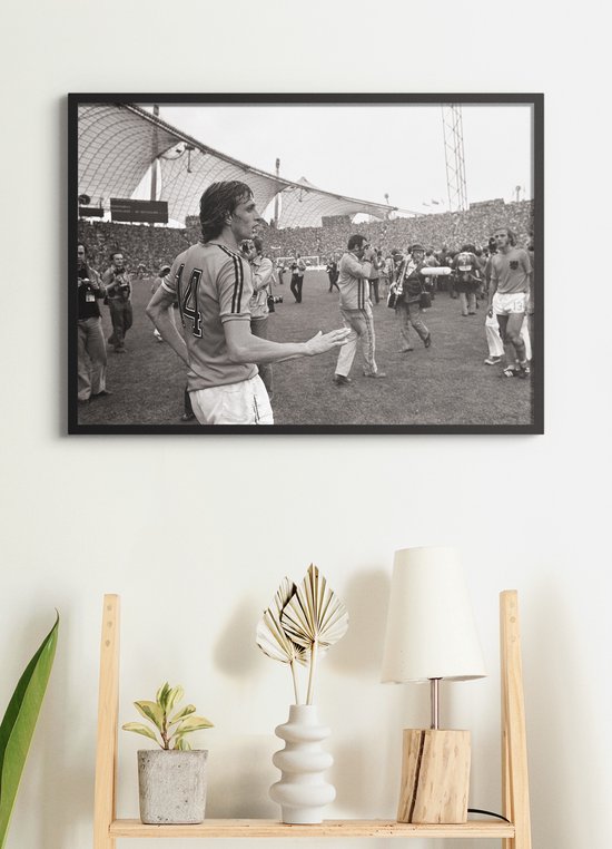 Poster In Zwarte Lijst - Johan Cruijff - #14 WK Finale - Voetbal - 50x70 cm - Zwart-Wit - Ajax