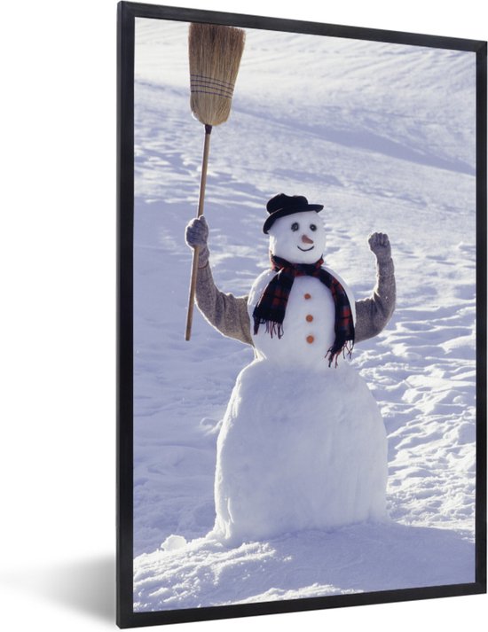 Fotolijst incl. Poster - Een kerstfoto van een persoon met een bezem staat achter de sneeuwpop - 20x30 cm - Posterlijst - Kerstmis Decoratie - Kerstversiering - Kerstdecoratie Woonkamer - Kerstversiering - Kerstdecoratie voor binnen - Kerstmis