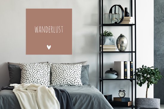 Poster Engelse quote "Wanderlust" met een hartje tegen een bruine achtergrond - 75x75 cm