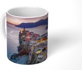 Mok - Uitzicht over verlichte huisjes en de zee in Cinque Terre - 350 ML - Beker
