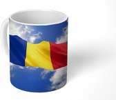 Mok - Koffiemok - De vlag van Roemenië wappert in de lucht - Mokken - 350 ML - Beker - Koffiemokken - Theemok