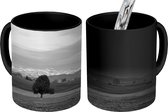 Magische Mok - Foto op Warmte Mok - Weilanden in Zwitserland - zwart wit - 350 ML