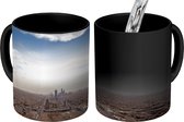 Magische Mok - Foto op Warmte Mok - Blauwe lucht en witte wolken boven Riyad - 350 ML