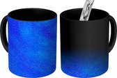 Magische Mok - Foto op Warmte Mokken - Koffiemok - Blauwe glitterstructuur in een bewegend patroon - Magic Mok - Beker - 350 ML - Theemok