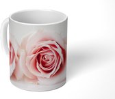 Mok - Studioshot van drie roze rozen naast elkaar - 350 ML - Beker