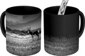 Magische Mok - Foto op Warmte Mok - Bontebokken in veld - zwart wit - 350 ML