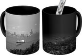 Magische Mok - Foto op Warmte Mok - Schip in kanaal van Kaohsiung - zwart wit - 350 ML