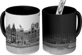 Magische Mok - Foto op Warmte Mok - huizen bij een Amsterdamse gracht - zwart wit - 350 ML