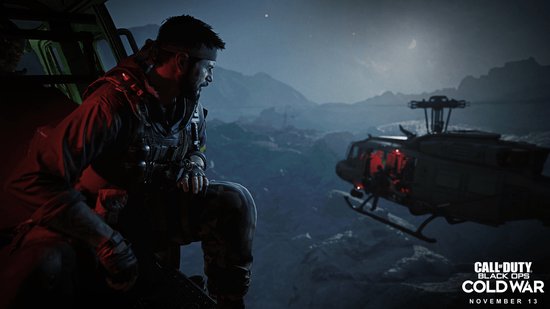 Man met hoofdband, zittend in een helikopter, kijkend naar de bergen. 'Call of Duty: Black Ops Cold War'.