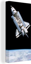 Canvas Schilderij Een space shuttle zweeft in het heelal - 20x40 cm - Wanddecoratie