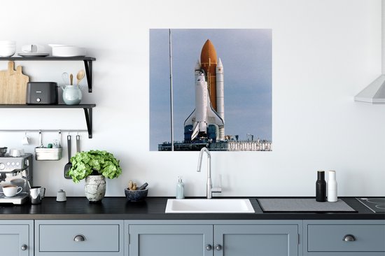 Poster Une navette spatiale sur la rampe de lancement avec le drapeau américain - 75x75 cm