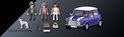 Playmobil set: blauwe Mini Cooper, politieagent, man in gestreept pak, vrouw in zomerse outfit, Dalmatiër en accessoires.
