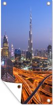 Tuinposter De vele neonlichten van Dubai met als middelpunt de Burj Khalifa - 40x80 cm - Wanddecoratie Buiten - Tuinposter - Tuindoek - Schuttingposter - Tuinschilderij