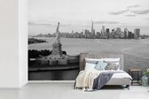 Behang - Fotobehang New York - Vrijheidsbeeld - Zwart - Wit - Breedte 330 cm x hoogte 220 cm