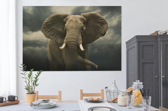 Peintures sur toile - Éléphant d'Afrique contre les nuages sombres - 150x100 cm - Décoration murale