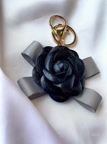 XARI Collections - ‘Camellia’ Zwart Bag Charm - Tashanger - Bloem Tas Charm - Handtas Accessoires - Sieraad voor handtas - Tas ketting - Tassenhanger - Purse accessories - Bijou de