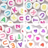 Ensemble de perles lettres – Perles alphabet et perles coeur – Mélange unique 450 pièces – Couleurs arc-en-ciel – Perle 7mm – Créez vos propres bijoux pour enfants et adultes – DIY