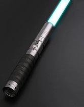 The Common Star Wars Lightsaber - Dueling Saber - Cosplay - 12 Kleuren Licht - Draadloos en Oplaadbaar - Metalen Handvat - Grijs