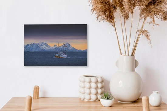 Un bateau de pêche avec des montagnes en arrière-plan Toile 30x20 cm - petit - Tirage photo sur toile (Décoration murale salon / chambre)