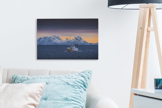 Un bateau de pêche avec des montagnes en arrière-plan Toile 30x20 cm - petit - Tirage photo sur toile (Décoration murale salon / chambre)