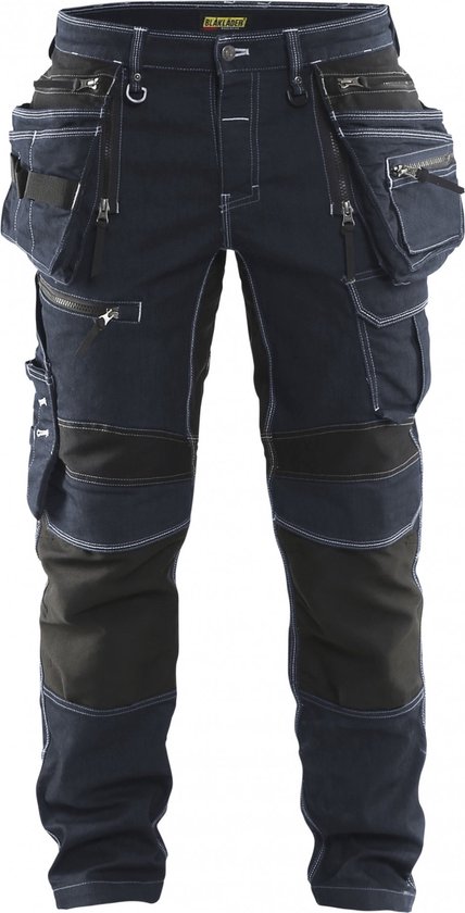 Donker denim werkbroek met vele zakken, kniepatches en witte stiksels, frontaal.
