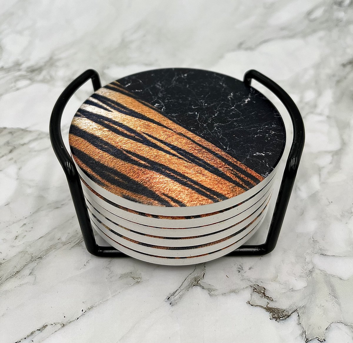 Maison Extravagante - Luxe onderzetters 'Stone Tiger' marmer look voor glazen en mokken - Set van 6 - Inclusief zwarte metalen houder - Keramische onderzetters - Anti-slip - Rond — cadeau in Wonen & Interieur - foto 2