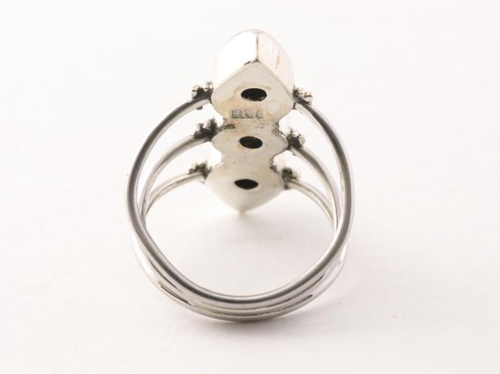 Opengewerkte zilveren ring met 3 onyx stenen - maat 17.5
