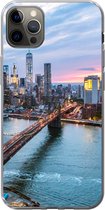 Geschikt voor iPhone 13 Pro Max hoesje - Skyline van New York bij de Brooklyn Bridge - Siliconen Telefoonhoesje