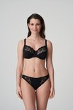 Model draagt zwarte beugelbeha en bijpassende slip. Beha met kanten details.