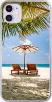Geschikt voor iPhone 11 hoesje - Strand - Strandstoel - Parasol - Siliconen Telefoonhoesje