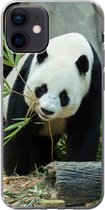 Geschikt voor iPhone 12 hoesje - Panda - Boomstam - Grot - Siliconen Telefoonhoesje