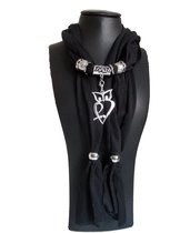 Siersjaal dames bestaande uit een zwarte sjaal 180 cm versierd met ringen en hanger sieraad uil.
