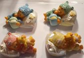 Baby op Kussen - Beeld - 9 x 6 x 5 cm  Set 4 stuks - Roze - Blauw - Geel Groen