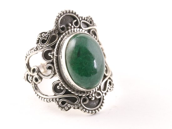 Bewerkte zilveren ring met jade - maat 17.5