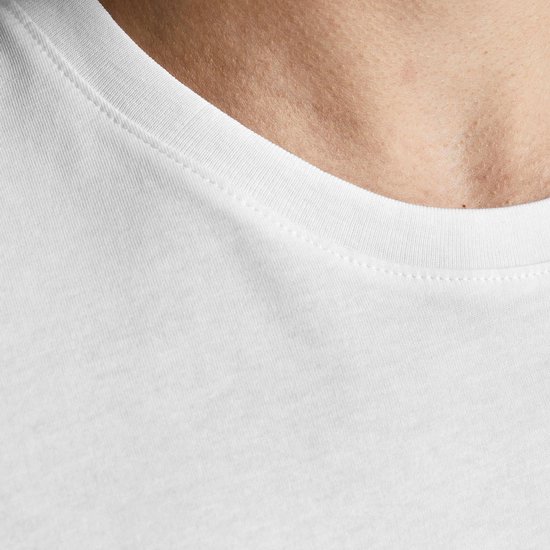 Close-up van de halslijn van een wit T-shirt.
