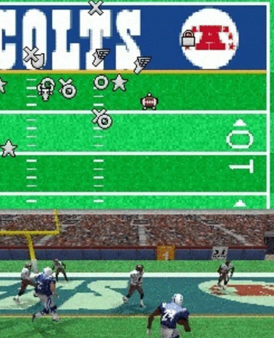 Voetbalspel met Colts logo op de achtergrond. Spelers in blauw en wit tenue.