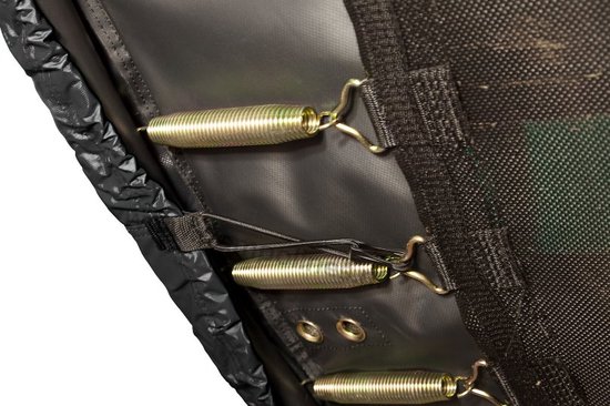 Close-up van de metalen veren en de bevestiging aan de binnenkant van een donkere trampolinehoes.