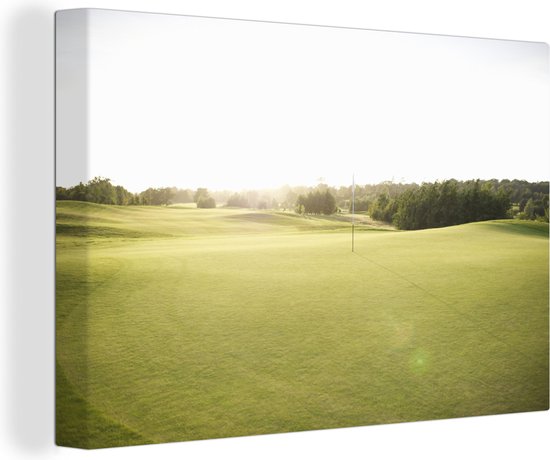Canvas Schilderij Uitzicht over een groene golfbaan bij zonsopgang - 90x60 cm - Wanddecoratie