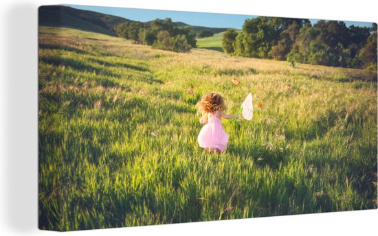 Canvas schilderij 160x80 cm - Wanddecoratie Klein meisje rennend door een veld om vlinders te vangen - Muurdecoratie woonkamer - Slaapkamer decoratie - Kamer accessoires - Schilderijen