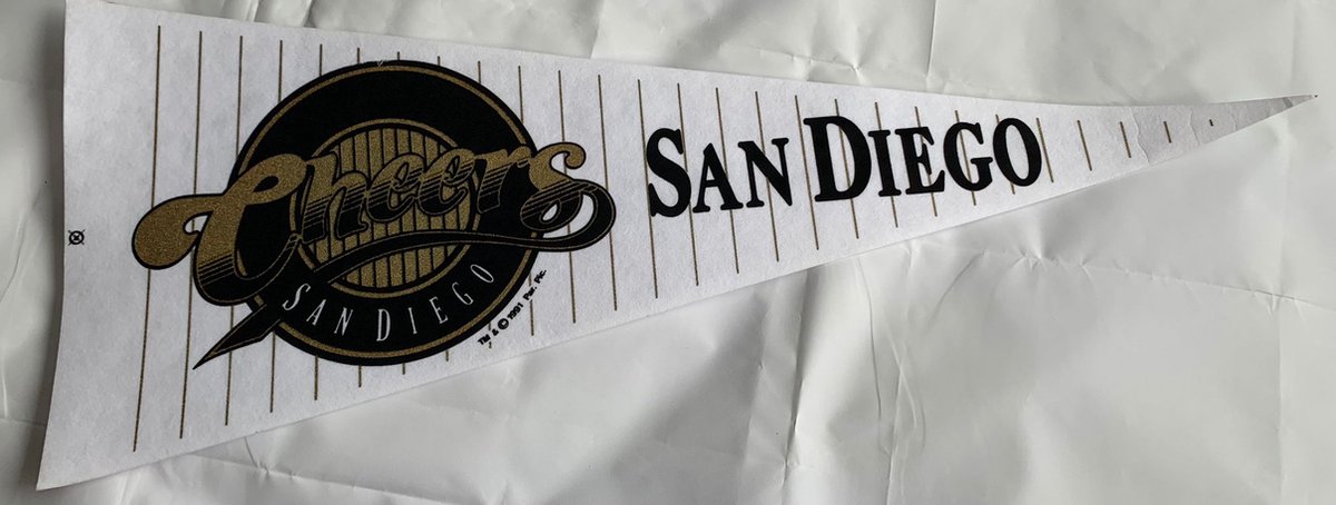 USArticlesEU - Cheers San Diego - Californie - Mancave - Muurdecoratie - Vaantje - Bar - Pub - Sportvaantje - Wimpel - Vlag - Pennant -Gestreept/Goud/Wit/Zwart - 31 x 72 cm