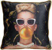 Kussen - Sierkussen - 45 x 45 cm - Inclusief vulling - Lady Chewing Gum met als leuk detail echte kralen ! ( de ketting ) - Velvet zwart met goudkleurige rand - HD collection -