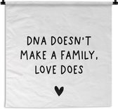 Wandkleed - Wanddoek - Engelse quote "DNA doesn't make a family, love does" met een hartje tegen een witte achtergrond - 180x180 cm - Wandtapijt