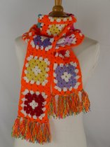 Handgemaakte kleurrijke (kinder) sjaal in feloranje / multicolor met franjes gehaakt
